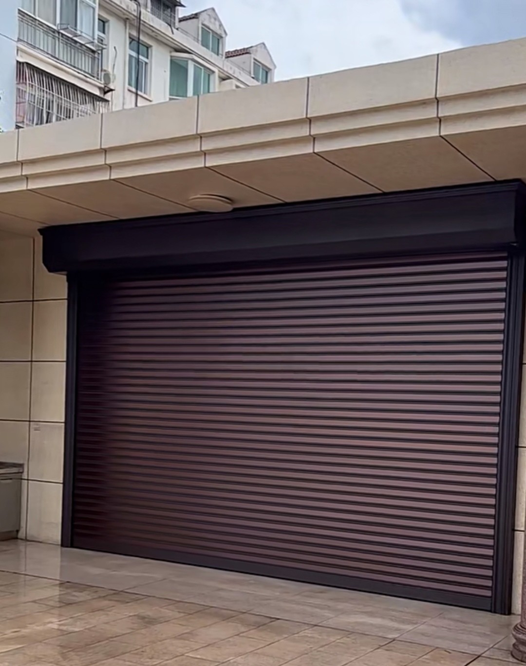 咖啡色别墅车库卷帘门